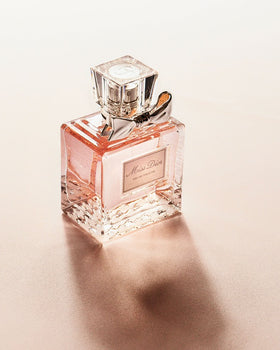 Ikoniczne perfumy damskie – zapachy, które na stałe zapisały się w historii