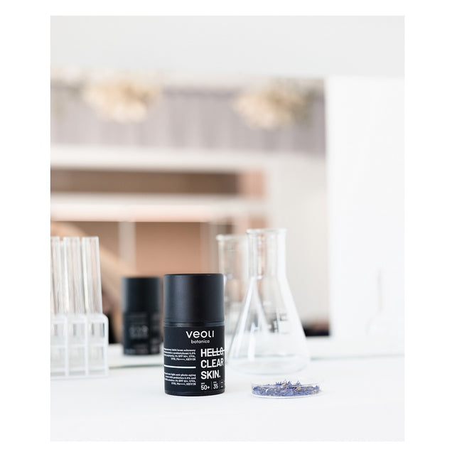 Veoli Botanica Hello Clear Skin szerokopasmowy lekki krem ochronny przeciw fotostarzeniu z prebiotykami 0.5% i wąkrotą azjatycką 1% SPF50+ 50ml