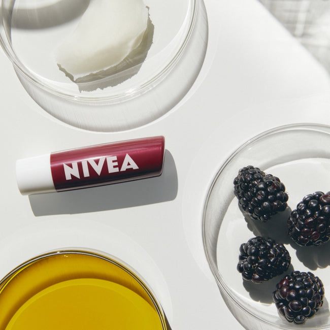 Nivea Pielęgnująca pomadka do ust Blackberry Shine 4.8g