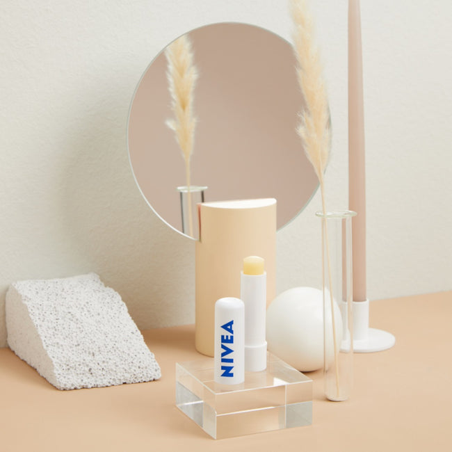 Nivea Pielęgnująca pomadka do ust Med Repair 4.8g