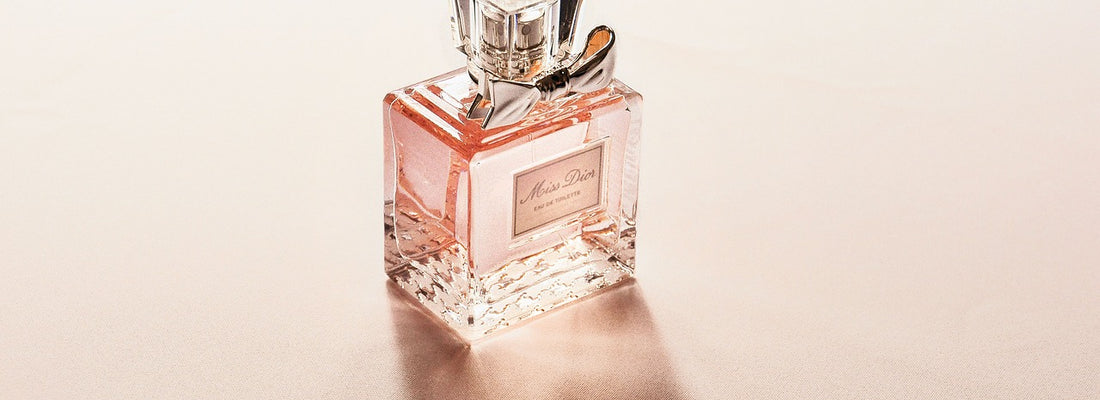 Ikoniczne perfumy damskie – zapachy, które na stałe zapisały się w historii