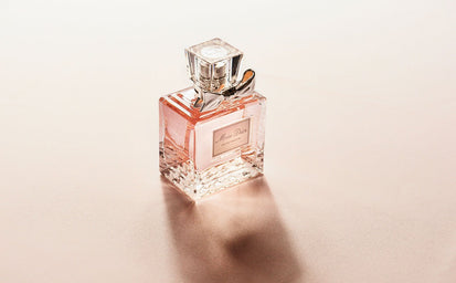 Ikoniczne perfumy damskie – zapachy, które na stałe zapisały się w historii