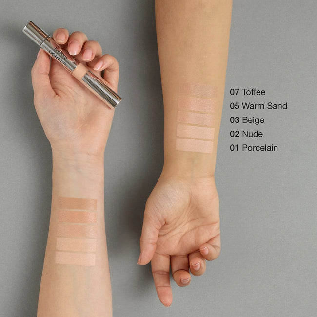 Isadora Light Up Brightening Cushion Concealer rozświetlający korektor z aplikatorem w formie gąbeczki