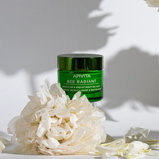 Apivita Bee Radiant Smoothing & Reboot Night Gel-Balm lekki żel-balsam na noc o właściwościach wygładzających i rewitalizujących skórę 50ml