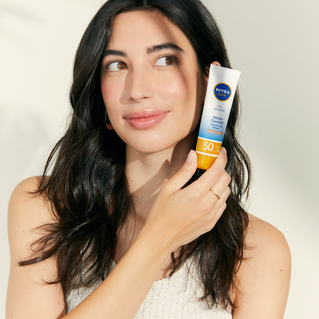 Nivea Sun UV Face Shine Control matujący krem do twarzy z wysoką ochroną SPF50 Medium Tinted 50ml