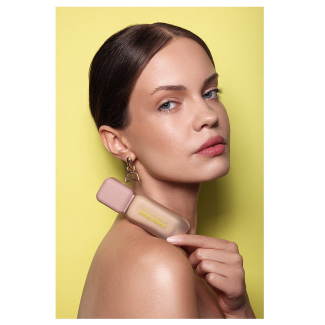 Poppy Head Seams Right długotrwały kryjący podkład do twarzy o satynowym wykończeniu 38g