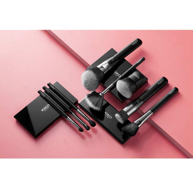 KIKO Milano Face 10 Blush Brush ukośnie ścięty pędzel do różów pudrów brązujących i rozświetlaczy