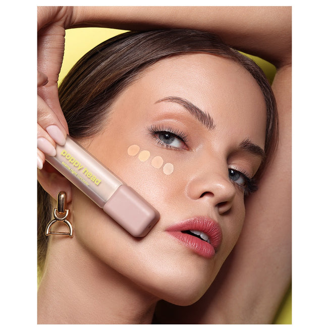 Poppy Head Seams Right lekki kryjący korektor pod oczy o naturalnym wykończeniu 8g