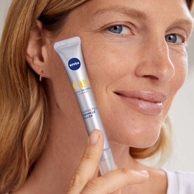 Nivea Q1 Elegance zestaw przeciwzmarszczkowy nawilżający krem na dzień SPF15 50ml + serum precyzyjny wypełniacz zmarszczek 15ml + kosmetyczka