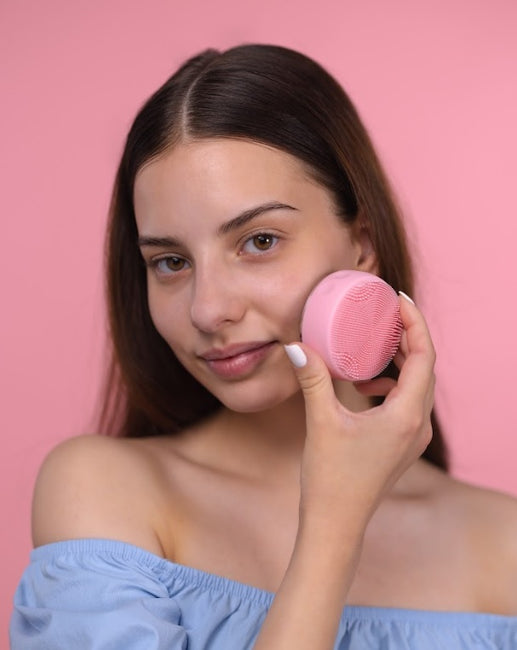 Nacomi Omi Facial Massager & Cleansing Brush 3-in-1 szczoteczka do twarzy Różowa