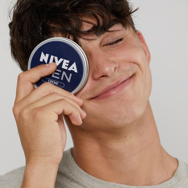 Nivea Football Box zestaw Deep żel pod prysznic 3w1 250ml + Deep antybakteryjna woda po goleniu 100ml + Men Creme krem do ciała i twarzy 75ml + Deep antyperspirant w kulce 50ml