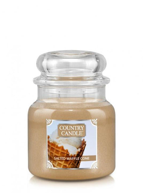 Country Candle Średnia świeca zapachowa z dwoma knotami Salted Waffle Cone 453g