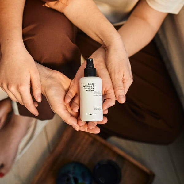 Iossi Gentle Exfoliating & Smoothing Essence delikatnie złuszczająca i intensywnie wygładzająca esencja do twarzy 100ml