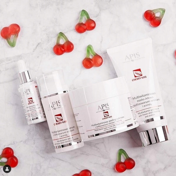 APIS Cherry Kiss multiwitaminowy peeling cukrowy z liofilizowanymi wiśniami i acerolą 220g