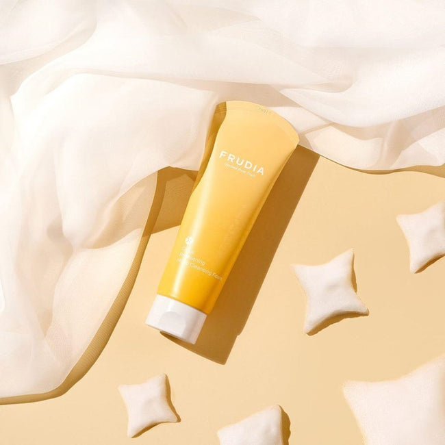 Frudia Citrus Brightening Micro Cleansing Foam rozjaśniająca pianka oczyszczająca do twarzy 145g