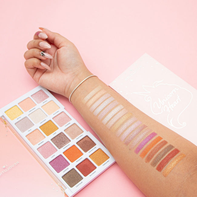 Makeup Revolution I Heart Revolution Unicorn Heart Glow Eyeshadow Palette paleta cieni do powiek 18g