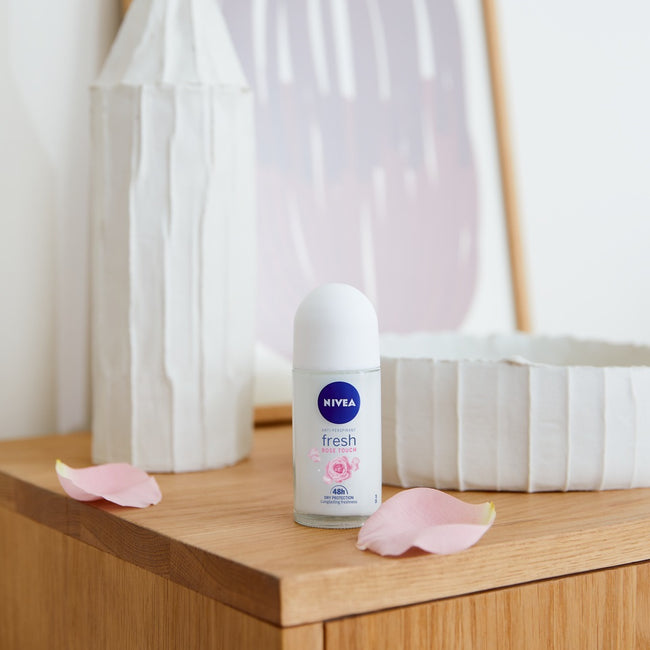 Nivea You Got This zestaw Fresh Rose Touch antyperspirant w kulce 50ml + Fresh Blends Malina i Borówka żel pod prysznic 300ml + Soft Rose pomadka do ust 4.8g + Rose Touch pianka oczyszczająca do twarzy 150ml + kosmetyczka