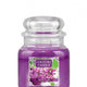Country Candle Średnia świeca zapachowa z dwoma knotami Fresh Lilac 453g