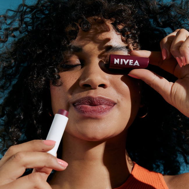 Nivea Fruit Up Your Lips pielęgnująca pomadka do ust Sorbet Blackberry 4.8g