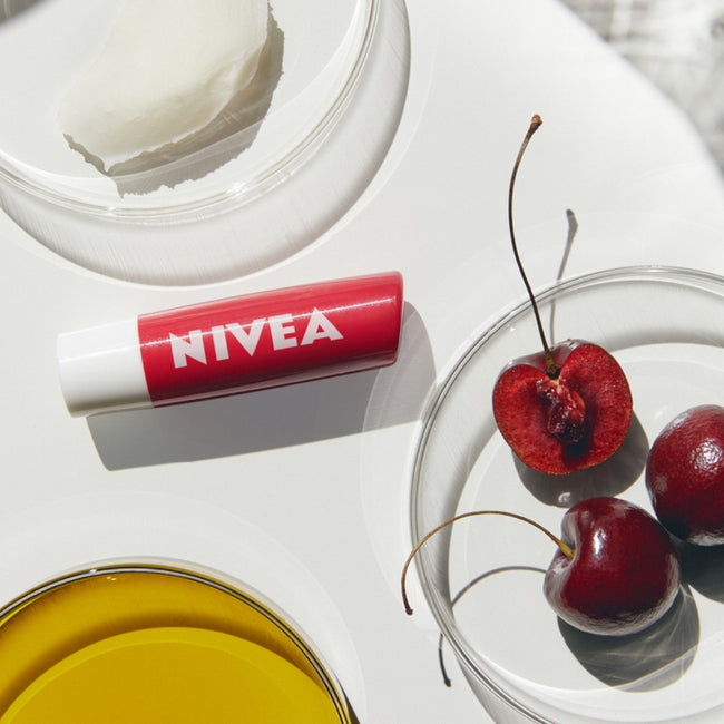Nivea Pielęgnująca pomadka do ust Cherry Shine 4.8g