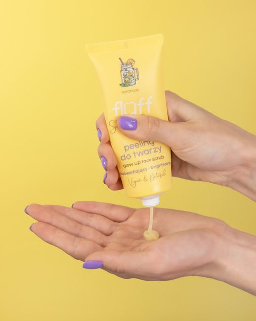 Fluff Glow Up Face Scrub rozświetlający peeling do twarzy Lemoniada 75ml