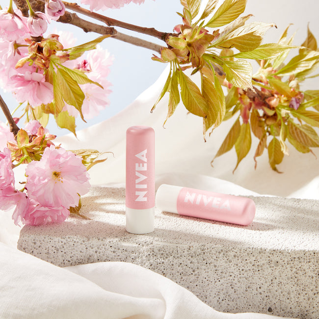 Nivea Caring Scrub pielęgnujący peeling do ust w sztyfcie Dzika Róża 4.8g