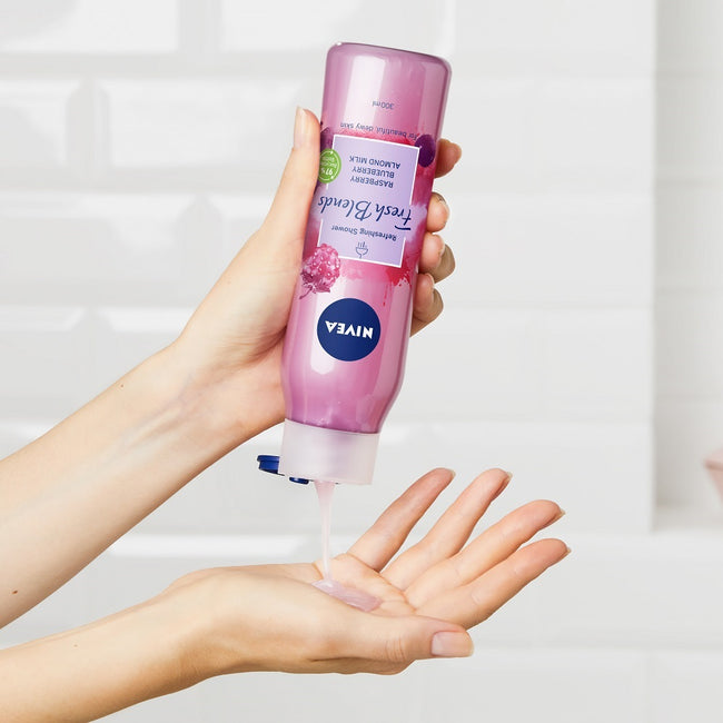 Nivea You Got This zestaw Fresh Rose Touch antyperspirant w kulce 50ml + Fresh Blends Malina i Borówka żel pod prysznic 300ml + Soft Rose pomadka do ust 4.8g + Rose Touch pianka oczyszczająca do twarzy 150ml + kosmetyczka