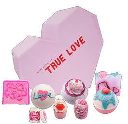 Bomb Cosmetics True Love Gift Box zestaw kosmetyków Kula Musująca 3szt + Mydełko Glicerynowe 2szt + Maślana Babeczka 2szt + Balsam do ust 1szt