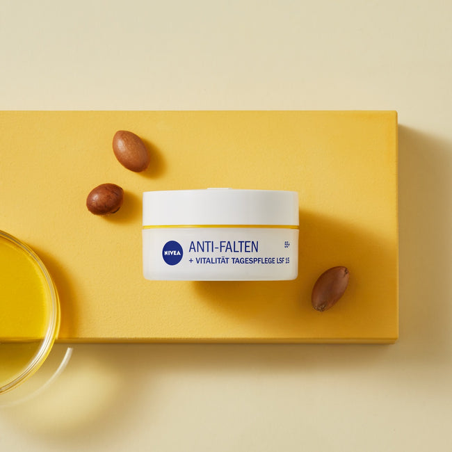 Nivea Beautiful Age zestaw przeciwzmarszczkowy krem rewitalizujący 55+ na dzień 50ml + przeciwzmarszczkowy krem rewitalizujący na noc 55+ 50ml + płyn micelarny do cery wrażliwej i nadwrażliwej 200ml