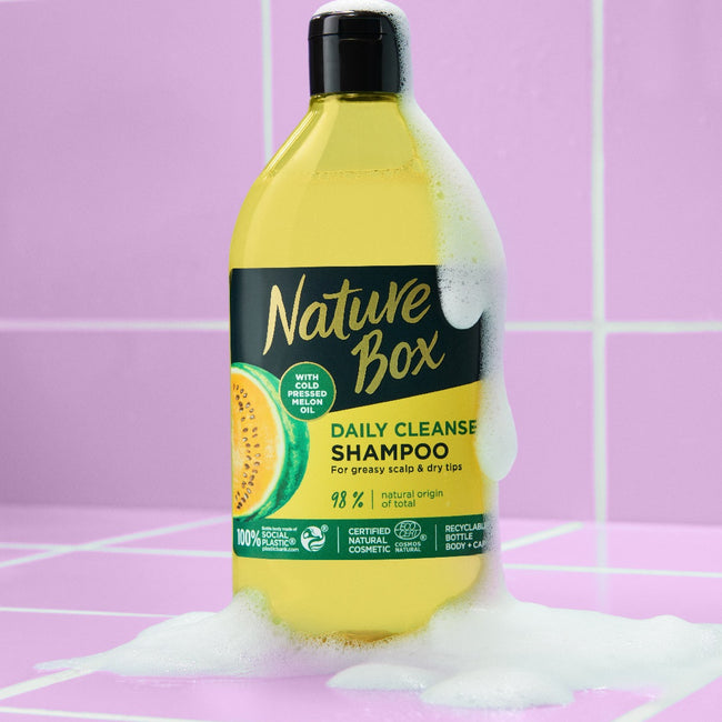 Nature Box Melon Oil szampon do włosów oczyszczający do przetłuszczającej się skóry głowy i wysuszonych końcówek z olejem z pestek z żółtego arbuza 385ml