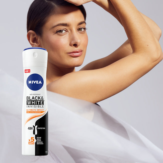 Nivea Black&White Invisible Ultimate Impact antyperspirant spray 150ml