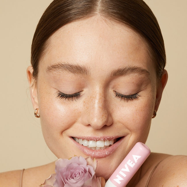 Nivea Caring Scrub pielęgnujący peeling do ust w sztyfcie Dzika Róża 4.8g
