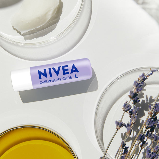Nivea Overnight Care pielęgnująca pomadka do ust 4.8g