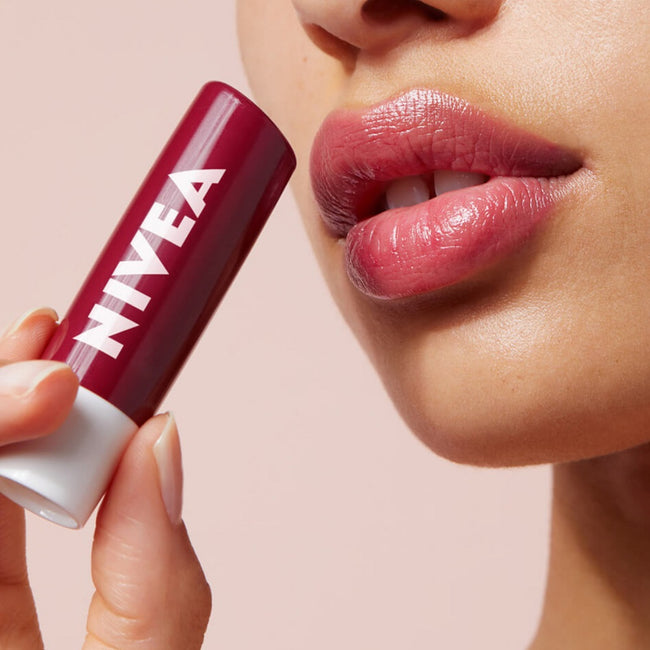 Nivea Pielęgnująca pomadka do ust Blackberry Shine 4.8g